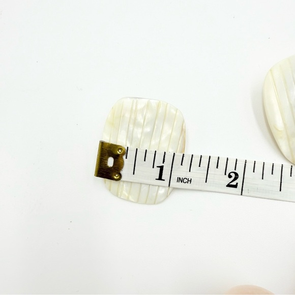 Gorgeous Vintage Mother Of Pearl MOP Hand Carved Earrings - Picture 7 of 7